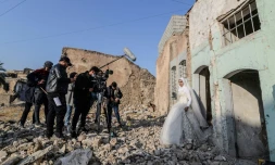 Des étudiants en cinéma tournent un court-métrage dans les ruines de la ville irakienne de Mossoul, ancien fief de l'Etat islamique, le 15 décembre 2021