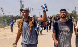 Un Palestinien montre un paquet reçu à un point de distribution d'aide humanitaire dans la région de  Rafah, dans le sud de la bande de Gaza, le 28 juillet 2025