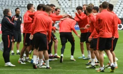 Les joueurs de l'Atletico Madrid s'entraînent sur la pelouse de l'Allianz Arena, le 2 mai 2016, à la veille d'y affronter le Bayern Munich