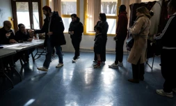 Des électeurs arrivent pour voter au 1er tour des municipales à Toulouse, le 15 mars 2026