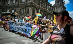 "Contre l'internationale réactionnaire. Queers de tous pays, unissons-nous", clame une banderole lors de la Marche des fiertés 2025 à Paris, le 28 juin 2025