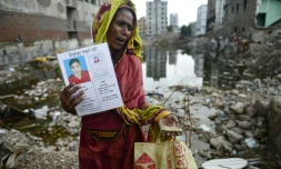 Une femme pleure un proche au milieu des ruines du Rana Plaza le 2 août 2013 à Savar au Bangladesh