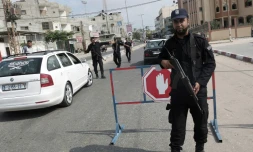 Un membre des forces de sécurité palestiniennes à un point de contrôle du Hamas dans la bande de Gaza, le 17 août 2017