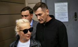 Ioulia NavalnaĂŻa, Ă©pouse de l'opposant russe AlexeĂŻ Navalny, et le frĂšre de celui-ci, Oleg Navalny (D) s'adressent Ă la presse, le 21 aoĂ»t 2020 Ă Omsk, en SibĂ©rie, devant l'hĂŽpital oĂč l'opposant Ă Ă©tĂ© admis d'urgence aprĂšs un malaise, dĂ» Ă un empoisonnement, selon ses proches
