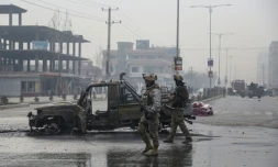 Des membres des forces de sécurité afghane sur le site d'un attentat à la voiture piégée, le 20 décembre 2020 à Kaboul