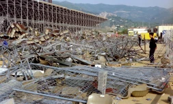 Un CRS observe les décombres après l'effondrement d'une tribune dans le stade de Furiani, avant le match entre Bastia et Marseille, le 5 mai 1992