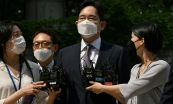 L'héritier du géant Samsung Lee Jae-yong (c) arrive au tribunal à Séoul, le 8 juin 2020