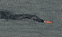 Image satellite du 1er mars 2024 du cargo Rubymar touché par un missile Houthi laissant échapper des hydrocarbures, avant de couler, le 2 mars 2024 dans le golfe d'Aden