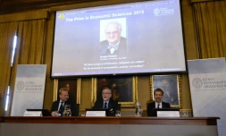 Le comité Nobel annonce le 12 octobre 2015 la remise du prix Nobel d'économie au britannique Angus Deaton à Stockholm 