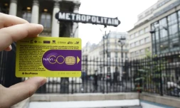 Un pass Navigo présenté à l'entrée d'une station de métro le 10 décembre 2014 à Paris