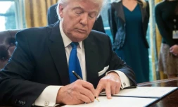 Donald Trump signe un décret relançant le projet Keystone XL, le 24 janvier 2017 à la Maison Blanche