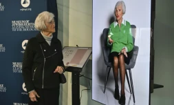 Toby Levy, survivante de l'Holocauste, au Museum of Jewish Heritage de New York le 27 janvier 2025 devant son portrait vidéo et l'intelligence artificielle grâce à laquelle son témoignage a été preservé, à l'occasion du 80e anniversaire de la libération du camp d'extermination d'Auschwitz.