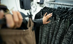 Les Français consomment toujours de plus en plus de vêtements neufs, avec un record en 2024, alors qu'une loi visant la mode éphémère vient d'être adoptée au Sénat et que les associations ne cessent d'alerter sur le coût environnemental de l'industrie textile