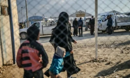 Une Française, qui a appartenu au groupe Etat islamique avant de fuir, est photographiée avec son enfant dans un camp du nord-est de la Syrie, le 17 février 2019