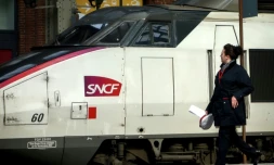 Une employée de la SNCF sur un quai de TGV à Lille, le 2 avril 2018