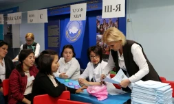 Comptage des bulletins de vote, le 9 juin 2019 à Nur-Sultan, au Kazakhstan