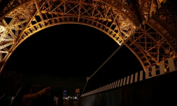 L'installation artistique de Daniel Buren "Paris recadre, travail in situ" sous la Tour Eiffel, lors d'une présentation avant la Nuit Blanche, le 4 octobre 2019 à Paris