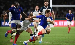 Le demi de mêlée du XV de France Baptiste Serin tente de s'échapper avec le ballon face aux Etats-Unis au Mondial, le 2 octobre 2019 à Fukuoka