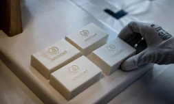 Dans l'atelier de l'ESAT, une personne range des savons d?hÎtel recyclés, le 24 mars 2021 à Vaulx-en-Velin