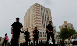 Des policiers devant le Lebanon Hospital à New York le 30 juin 2017, où un homme a ouvert le feu