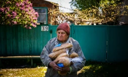 Du pain provenant de l'aide humanitaire à Siversk, dans la région orientale ukrainienne de Donetsk, le 2 mai 2023