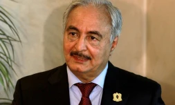 Les forces du maréchal Khalifa Haftar, ici le 24 août 2015, liées aux autorités non reconnues basées dans l'est du pays, se sont emparées entre dimanche et lundi des quatre terminaux de la région du Croissant pétrolier.