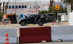 Des policiers sécurisent un périmÚtre prÚs de la synagogue de Ghriba aprÚs une attaque, le 10 mai 2023 à Djerba, en Tunisie