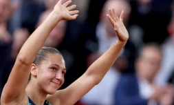 Diane Parry après sa victoire sur la Tchèque Barbora Krejcikova, tenante du titre, au premier tour de Roland-Garros le 23 mai 2022 à Paris