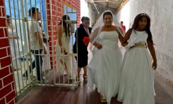 Les fiancées arrivent à la prison de Villahermosa pour une céromonie de mariages collectifs, le 19 août 2016 à Cali, en Colombie