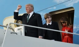Le président américain Donald Trump, son fils Barron et sa femme Melania sortent d'Air Force One à Palm Beach (Floride), le 17 mars 2017 