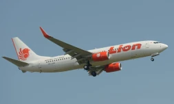 Photographie d'archive montrant un appareil de la compagnie Lion Air, au dessus de l'aéroport de Tangerang, près de Jakarta, le 18 mars 2013