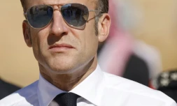 Emmanuel Macron, en visite en Arabie saoudite le 4 décembre 2024 quelques heures avant le vote de censure du gouvernement Barnier à Paris