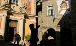 Sur la place San Martino à Seborga (nord-ouest de l'Italie), village auto-proclamé "principauté", le 5 janvier 2020