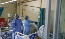 Des infirmiĂšres s'occupent d'un patient atteint du Covid-19 Ă l'hĂŽpital de Tembisa, le 2 mars 2021 en Afrique du Sud