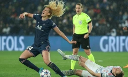 Kheira Hamraoui, en noir, lors d'un match entre le Paris Saint-Germain (PSG) et le FC Bayern Munich à Paris le 30 mars 2022