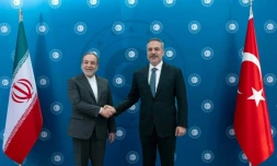Photo diffusée par le ministÚre turc des Affaires étrangÚres, montrant les chefs de la diplomatie iranienne, Abbas Araqchi (g) et turque, Hakan Fidan (d), le 30 janvier 2026 à Istanbul
