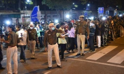 Des manifestants, des journalistes et policiers à l'extérieur de la prison de Tihar à New Delhi le 20 mars 2020