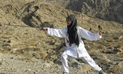 Une jeune fille de la communauté hazara pratique le Shaolin Kung Fu prÚs de Quetta (Pakistan) le 31 janvier 2021