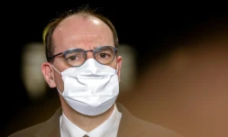 Le Premier ministre Jean Castex s'adresse aux médias aprÚs la visite d'un hÎpital parisien, le 12 mars 2021