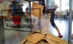 Dans un bureau de vote à Nice, le 9 juin 2024 pendant les élections européennes