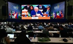 Des journalistes regardent sur un écran le président brésilien Luiz Inacio Lula da Silva pendant le G20 à Rio de Janeiro, le 19 novembre 2024