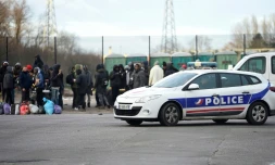 Une voiture de police devant un groupe de migrants à Calais le 2 février 2018