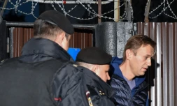 Des policiers arrêtent l'opposant russe Alexeï Navalny à l'extérieur du centre de détention, le 24 septembre 2018 à Moscou