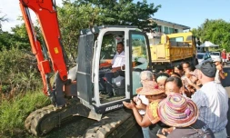 Les travaux de la RHI (Résorption de l'habitat insalubre) de Bois de Nèfles, ont été lancés le jeudi 9 juin 2011 (photo: Emmanuel Blivet)