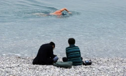 Un nageur dans la Méditerranée à Nice le 18 décembre 2015