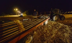 De sproducteurs de lait démontent des barrières à Changé, près de Laval, le 27 août 2016