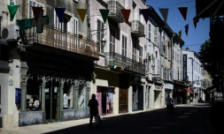 Quelques passants dans une rue de Montélimar pendant un épisode de canicule, le 22 août 2023 dans la DrÎme