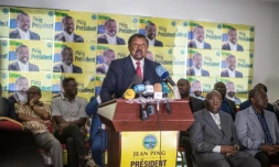 L'opposant Jean Ping (C), ici à Libreville le 29 août 2016, a réitéré son appel au recompte des voix