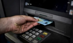 ces pirates étaient capables de commander à distance des distributeurs automatiques de billets, qu'ils programmaient pour distribuer de l'argent à un moment précis