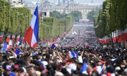 Des centaines de milliers de supporters attendent les Bleus champions du monde sur les Champs-Elysées à Paris le 16 juillet 2018